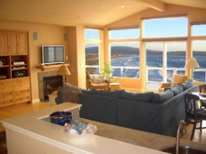 Sea Glass! AMAZING VIEWS!!!! On the Bluff! Walk to Beach! Hot Tub!! BBQ! Fast WiFi! A Dillon Beach Jewel!!!